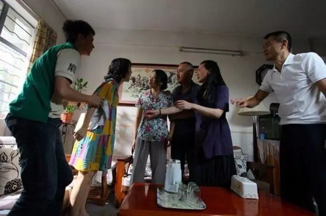前夫婚禮我請假參加,新娘遲遲不露面,去臥室找兒子我呆了