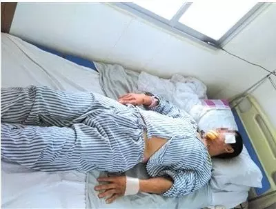 丈夫癱瘓,妻子被迫搬磚養他,有天不舒服提前回家,打開門,蒙了