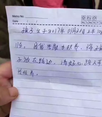 6個月大的男嬰被拋棄路邊不哭不鬧,父母卻留下了一張紙條