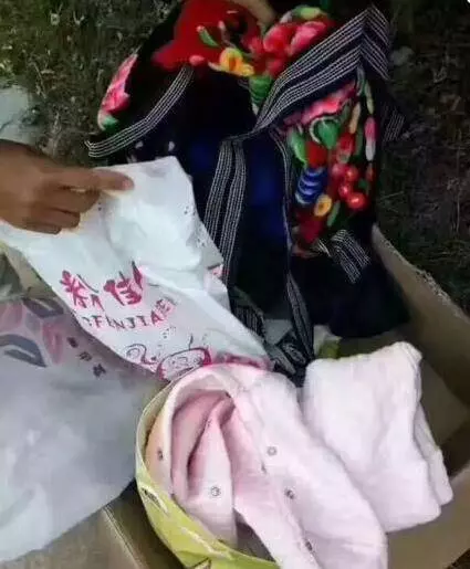 6個月大的男嬰被拋棄路邊不哭不鬧,父母卻留下了一張紙條