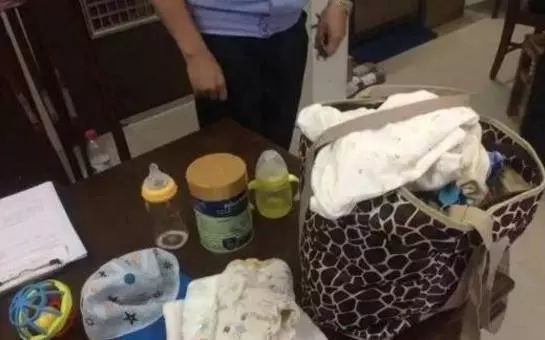 6個月大的男嬰被拋棄路邊不哭不鬧,父母卻留下了一張紙條