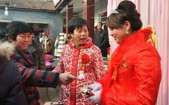 父母再婚不要我,姑姑把我撫養大,婚禮上收到兩個紅包打開我心寒