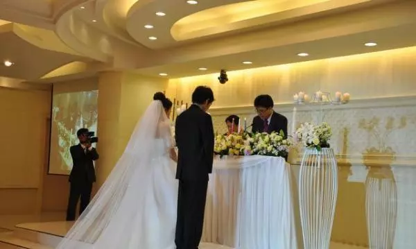 婚禮上婆婆提出三個要求,她剛說完第一個,我媽就宣布取消婚禮