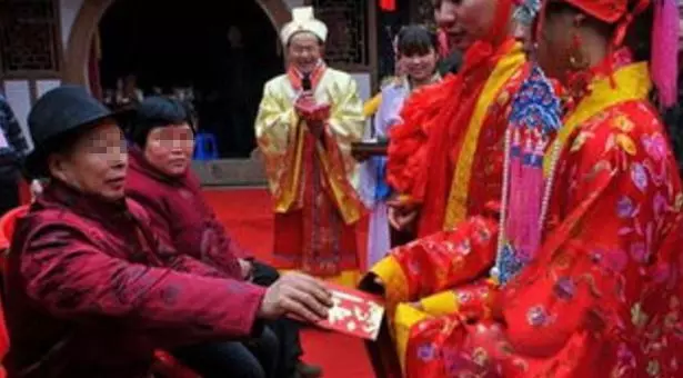 結婚時婆婆拿出兩萬改口費,兒媳打開後,喊了下阿姨,大家蒙了