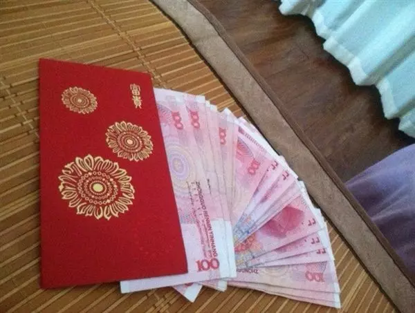 結婚時婆婆拿出兩萬改口費,兒媳打開後,喊了下阿姨,大家蒙了