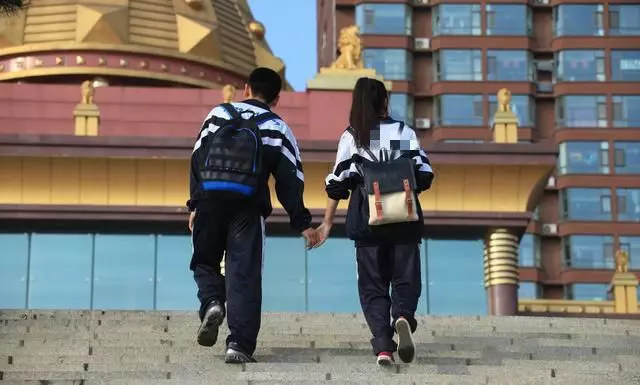 女兒早戀,父親怒將女兒鎖在家,第二天剛進電梯,看到一群人傻住