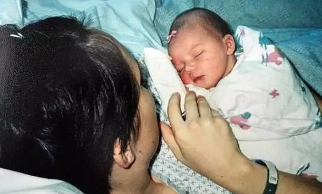 女孩19歲懷孕生女後不得已送人,17年後母女意外重逢 !