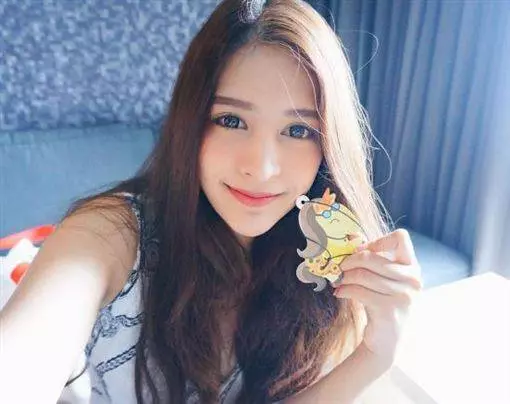 晚上,哥哥加班,就我和嫂子在家,嫂子穿著清涼,含情脈脈告訴我她要生孩子需要我幫忙!