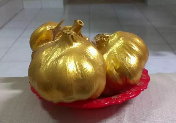 金蒜頭供奉地主公 生意豬籠入水
