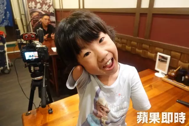 5歲單腳天使笑容催淚!四肢剩左腿「盼上學沒人說奇怪」 「與父相依為命」賣米線淚謝暖心客