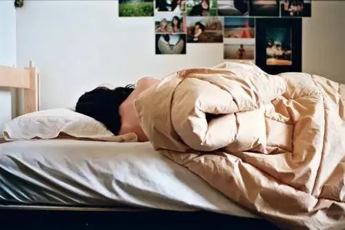床上像這樣睡覺的人,肝臟多半不好!你中槍了嗎?