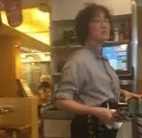 大馬外勞放工後去商店挑選生日禮物送女兒,不料被一旁的貴婦嫌棄「髒死了」!這時老闆娘霸氣的一句話讓貴婦再也說不出話來!!