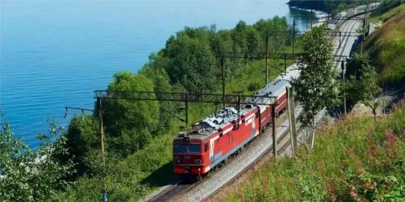 她們4個從新加坡坐火車到了倫敦!用了17天,坐飛機的人難以想像