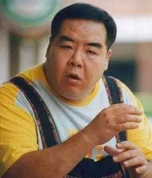 62歲呂良偉與67歲鄭則仕近照對比,網友感慨:兩人妻子差距太大~