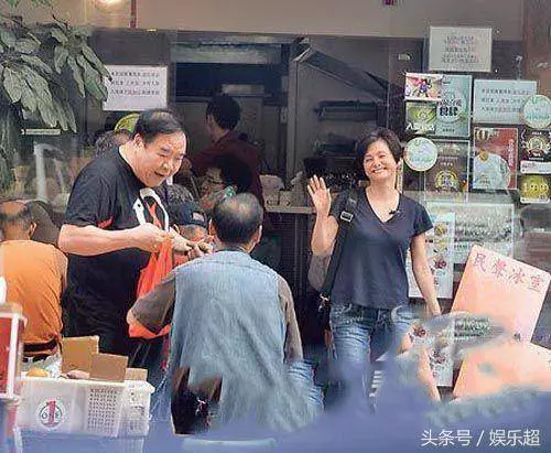 62歲呂良偉與67歲鄭則仕近照對比,網友感慨:兩人妻子差距太大~