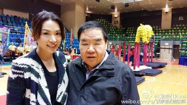 62歲呂良偉與67歲鄭則仕近照對比,網友感慨:兩人妻子差距太大~