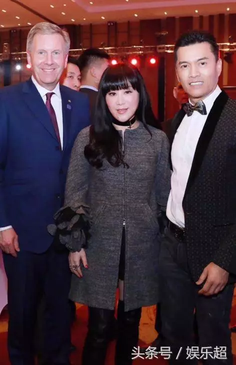 62歲呂良偉與67歲鄭則仕近照對比,網友感慨:兩人妻子差距太大~