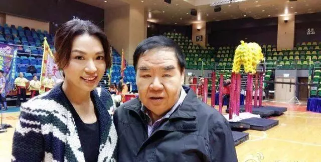62歲呂良偉與67歲鄭則仕近照對比,網友感慨:兩人妻子差距太大~