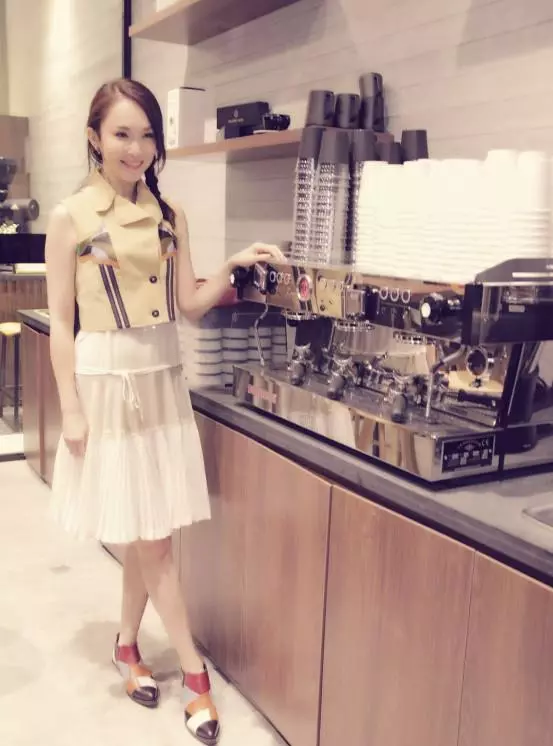 她是新加坡國寶級美女,和李銘順結婚七年自爆拼二胎,沒想到如今47歲居然長成這樣!網友:這真的太不科學了