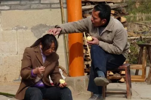 我得重病我媽離開我,我爸把我養大後,我媽要用五十萬把我帶走