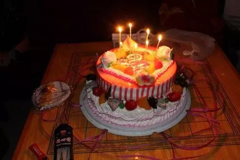 丈母娘生日,全家坐著閒聊,女婿自覺下廚做飯,小姨子怒掀桌子