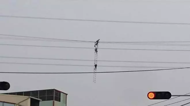 網友還以為「電線上勾到東西」嚇得趕緊報警,走近一看才發現竟是「活生生的人」啊!