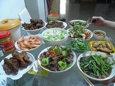 小叔子過生日我去白吃白喝,走時還把桌子掀了,老公說我做的對
