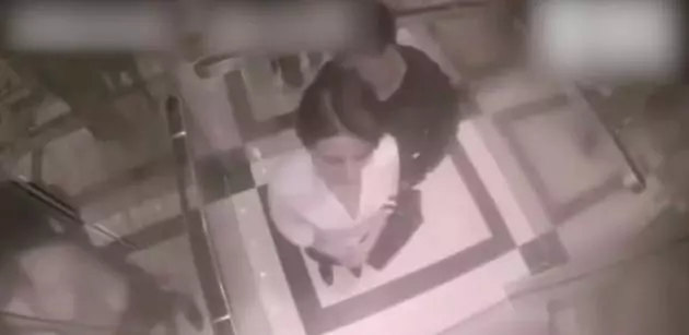 色狼在電梯偷伸「鹹豬手」…沒想到對方是拳王女友