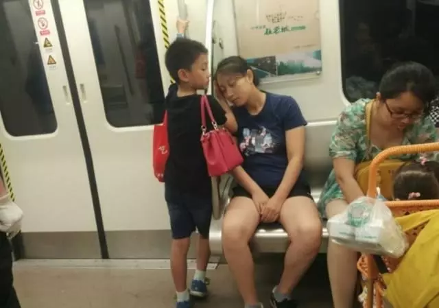 孩子對不起,放下工作養不起你,拿起工作陪不了你,看哭了無數人