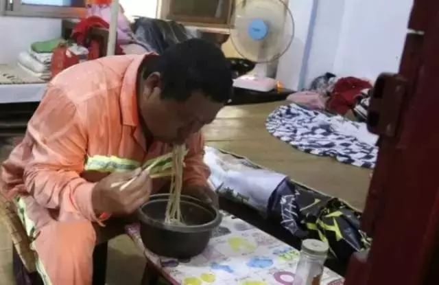 孩子對不起,放下工作養不起你,拿起工作陪不了你,看哭了無數人