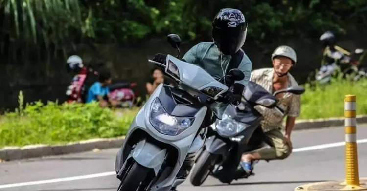 台灣也有秋名山神之手!追焦帥壓車…後方阿伯「側掛殺彎」屌打!網暴動:單手讓你!