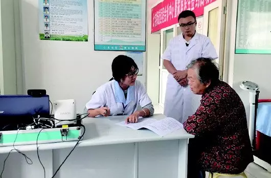 丈夫住院,妻子偷娘家錢救他,看完家裡錢櫃,妻子:醫生,別救了!