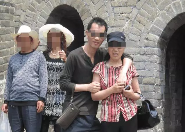 小夥為救母親娶60歲老太,婚禮當天新娘變成妙齡少女,真相大白,路人讚嘆不可思議!