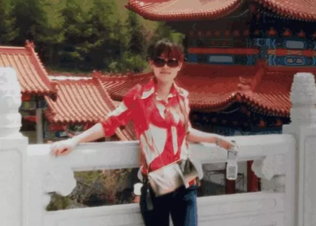 小夥為救母親娶60歲老太,婚禮當天新娘變成妙齡少女,真相大白,路人讚嘆不可思議!