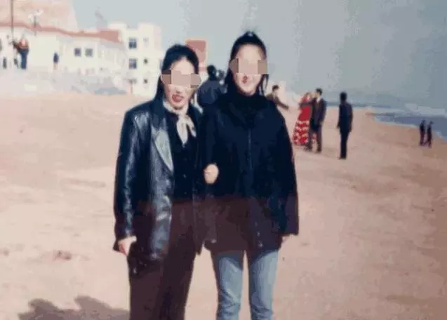 小夥為救母親娶60歲老太,婚禮當天新娘變成妙齡少女,真相大白,路人讚嘆不可思議!