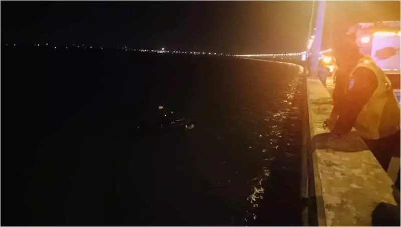 檳一橋兩車撞擊一墜海 司機下落不明