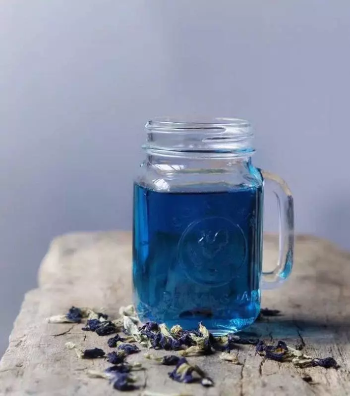 深受台灣人喜歡的蝶豆花茶,花青素10倍喝,兩步自製蝶豆花茶,抗老抗氧化、預防糖尿病,一杯6種功效,但唯獨這四種人不能碰