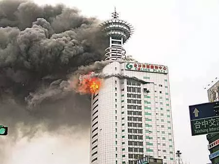 他好奇問掛「為何台灣縣市火車站前都會有一棟被燒過的大樓」網:不要問太多!