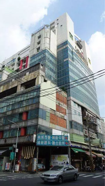 他好奇問掛「為何台灣縣市火車站前都會有一棟被燒過的大樓」網:不要問太多!