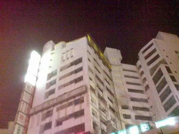 他好奇問掛「為何台灣縣市火車站前都會有一棟被燒過的大樓」網:不要問太多!