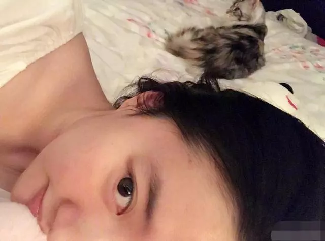 32歲劉亦菲曝素顏居家照,蕾絲邊睡衣惹注目,網友直呼:太清純!