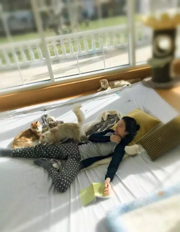 32歲劉亦菲曝素顏居家照,蕾絲邊睡衣惹注目,網友直呼:太清純!