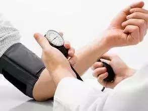 放屁很臭的人是因為體內大便太毒了!每天喝 1 杯「清腸」,以後放屁不臭、大便也順暢了!