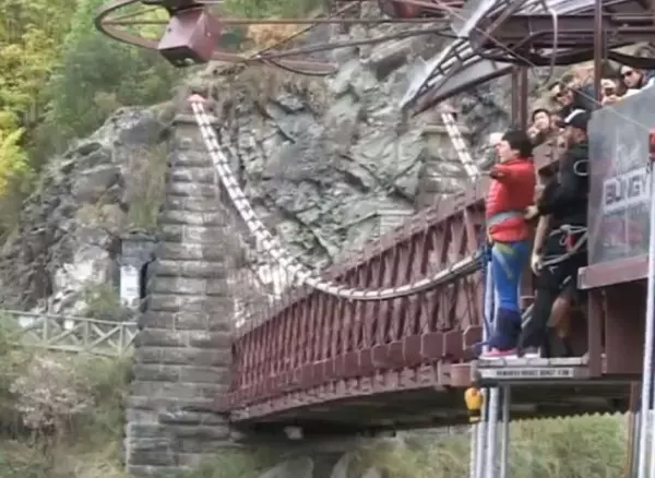 大媽到紐西蘭旅遊玩高空彈跳「把Jump聽成叫」結果叫了2分鐘,教練快被弄到崩潰!