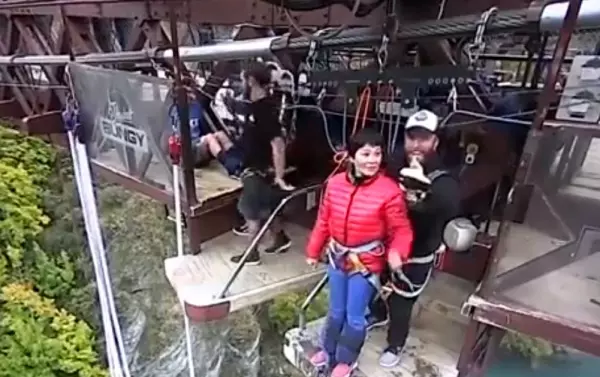 大媽到紐西蘭旅遊玩高空彈跳「把Jump聽成叫」結果叫了2分鐘,教練快被弄到崩潰!