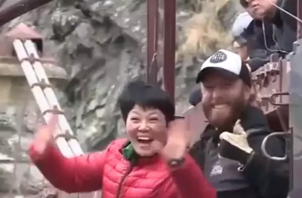大媽到紐西蘭旅遊玩高空彈跳「把Jump聽成叫」結果叫了2分鐘,教練快被弄到崩潰!