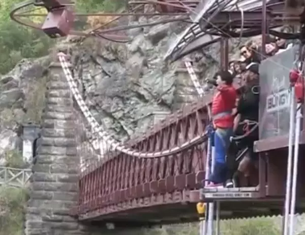 大媽到紐西蘭旅遊玩高空彈跳「把Jump聽成叫」結果叫了2分鐘,教練快被弄到崩潰!