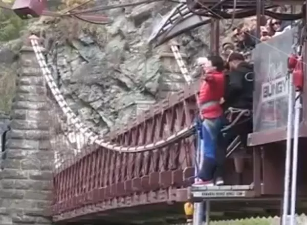 大媽到紐西蘭旅遊玩高空彈跳「把Jump聽成叫」結果叫了2分鐘,教練快被弄到崩潰!