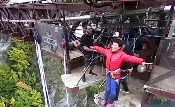 大媽到紐西蘭旅遊玩高空彈跳「把Jump聽成叫」結果叫了2分鐘,教練快被弄到崩潰!