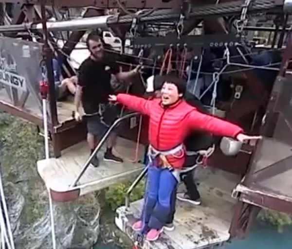 大媽到紐西蘭旅遊玩高空彈跳「把Jump聽成叫」結果叫了2分鐘,教練快被弄到崩潰!
